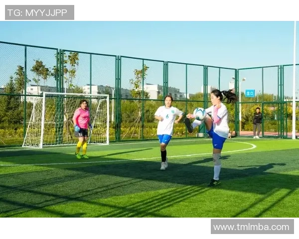 足球明星亲自指导女生踢球让她们在绿茵场上展现自信与风采